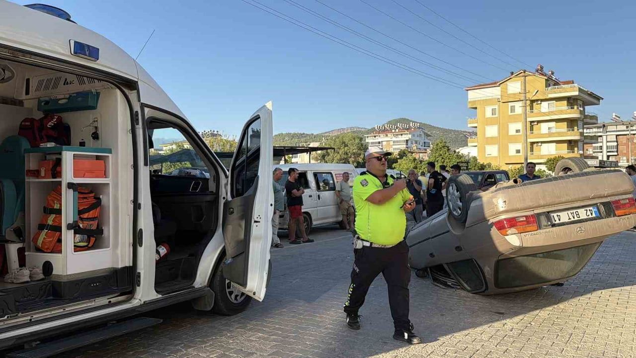 Gazipaşa'da zincirleme kaza: savrulan otomobil ters döndü, 1 kişi yaralandı