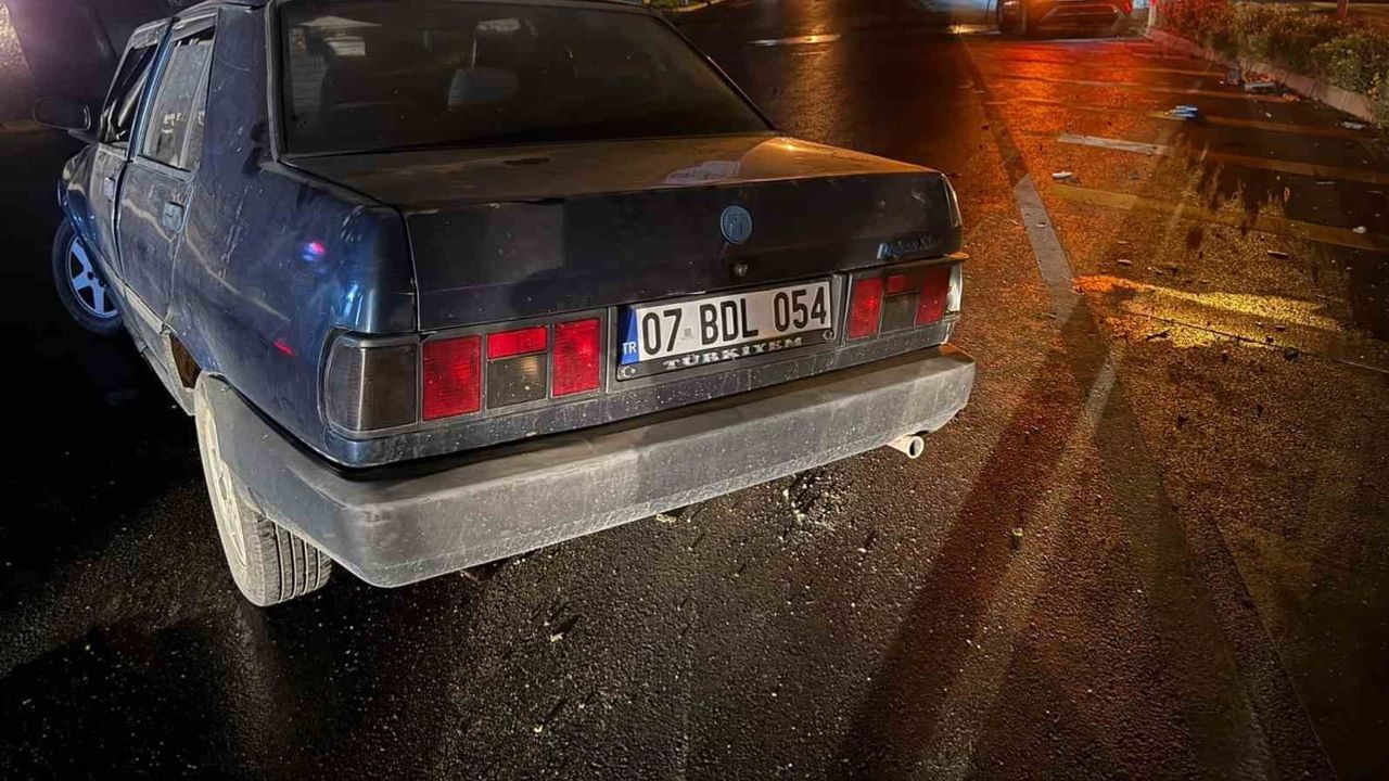 Gazipaşa havalimanı kavşağında çarpışma: alkollü sürücü iki kişiyi yaraladı