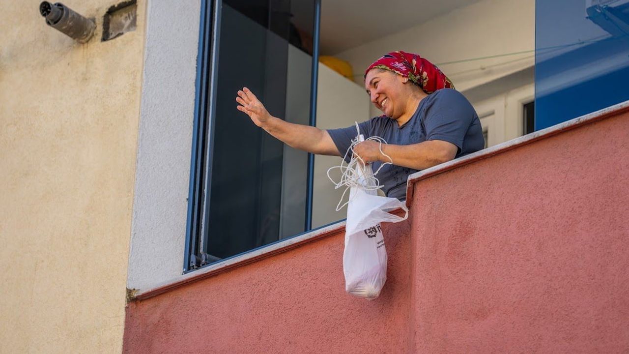 Gebze'de balkonları sardunyayla canlandıran komşuluk projesi