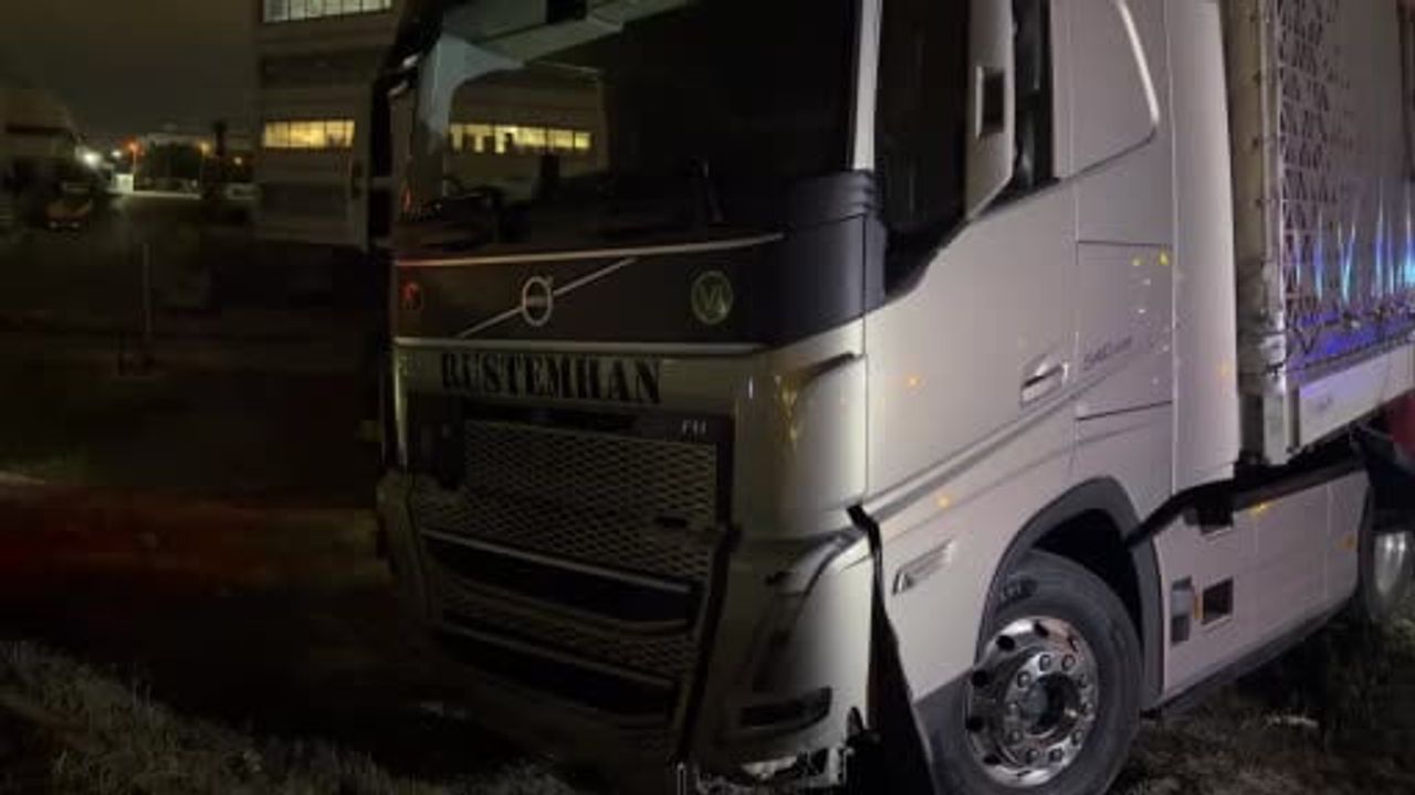 Gebze'de bariyerleri aşan tırdan şoför izine rastlanamadı