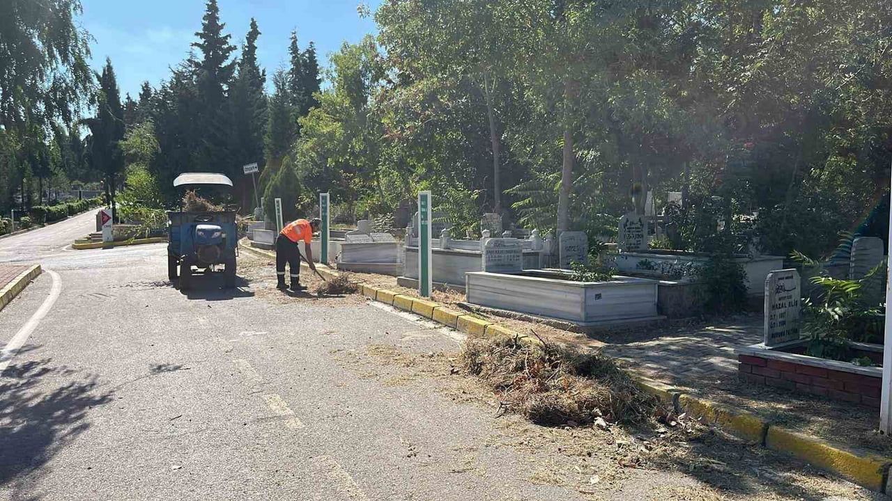 Gebze mezarlıklarında bakım ve yabani ot mücadelesi