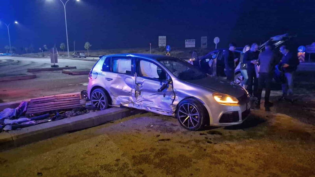 Gece kavşağında hasarlı buluşma: iki araç hurdaya döndü, 3 kişi yaralandı