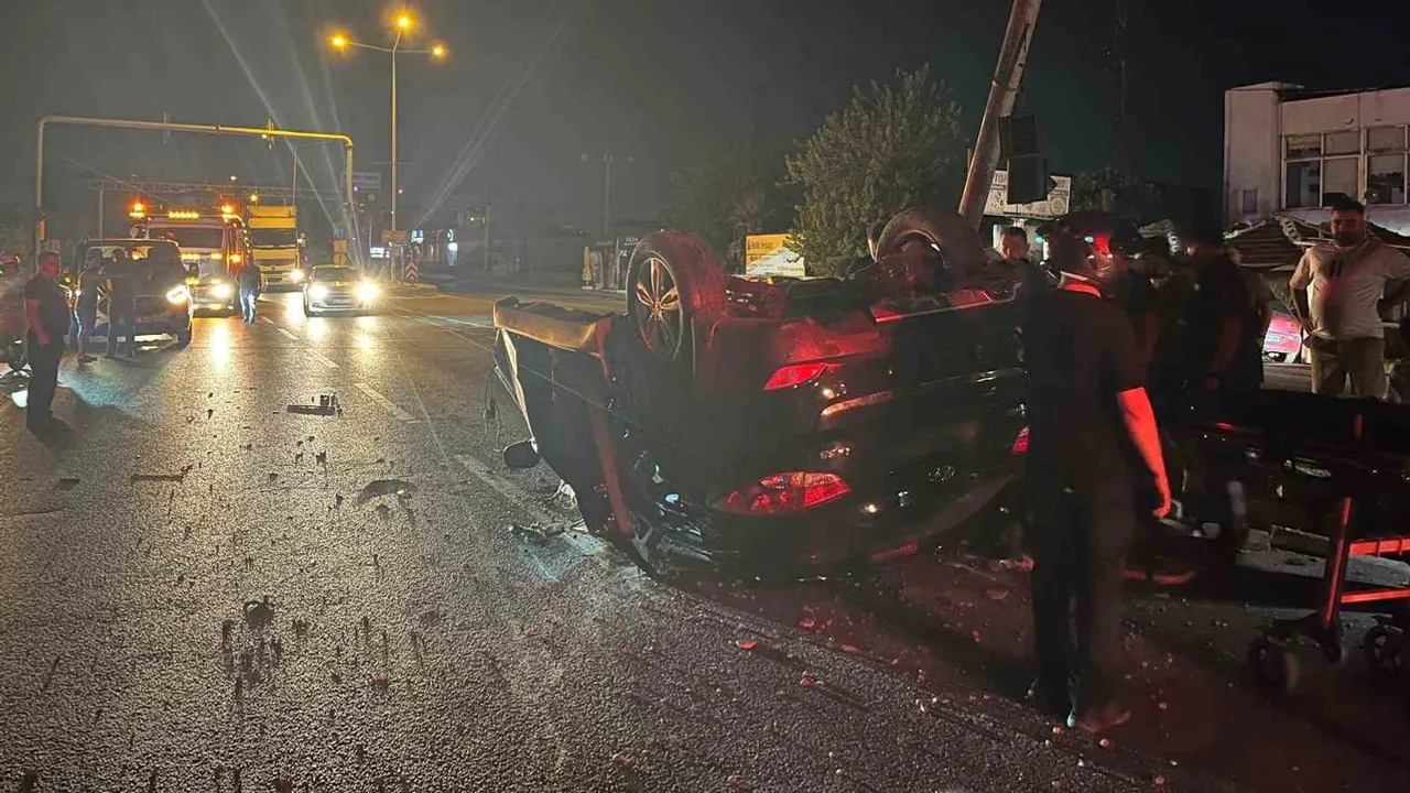 Gece manevrası kazaya yol açtı: Nazilli'de direğe çarpan araçta 4 kişi yaralandı