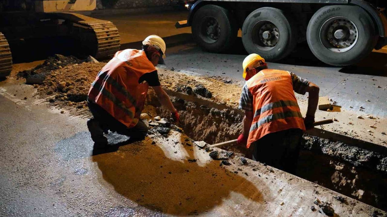 Gece mesaisiyle trafik aksatılmadan su hatları yenileniyor