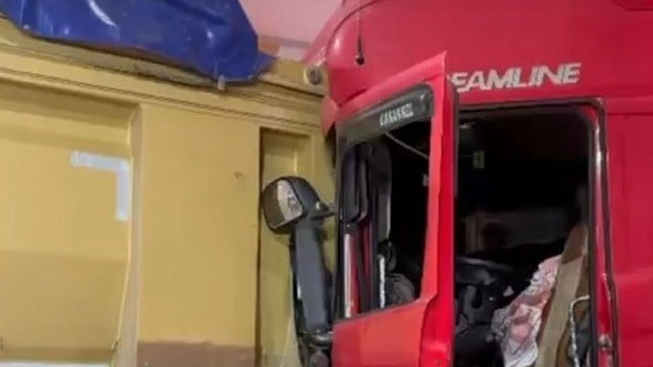 Gece Sakarya'da kontrolden çıkan çekici zincirleme kazaya neden oldu: 1 ölü