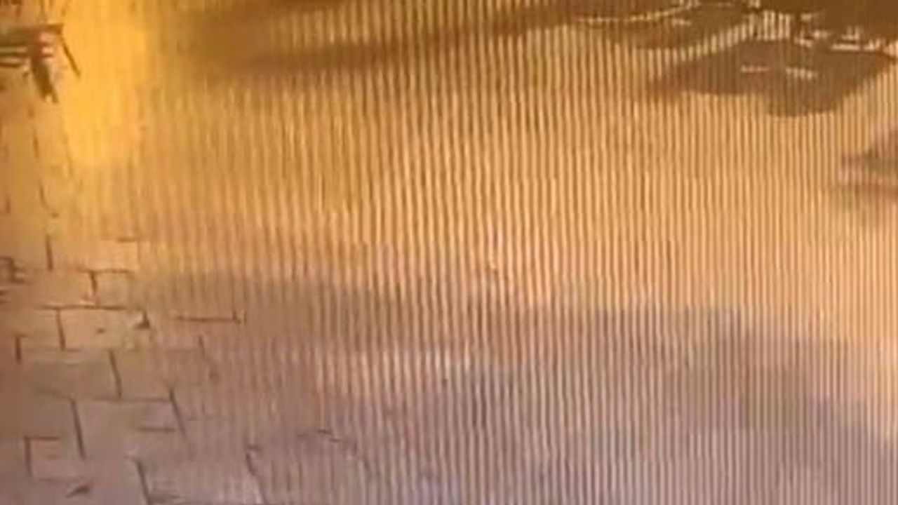 Gece vakti Çiğli'de belediye kafesine ateş: kaçış anı kamerada