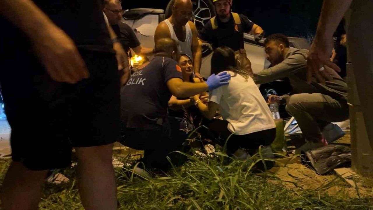 Gece yarısı çarpışma: İnegöl'de otomobil takla attı, iki genç yaralandı