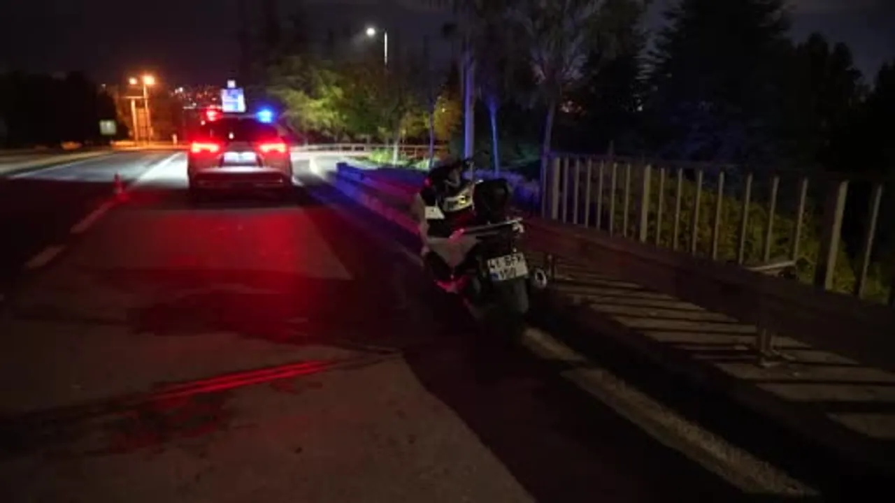 Gece yolculuğu bariyerde sonlandı: Başiskele'de motosiklet kazası