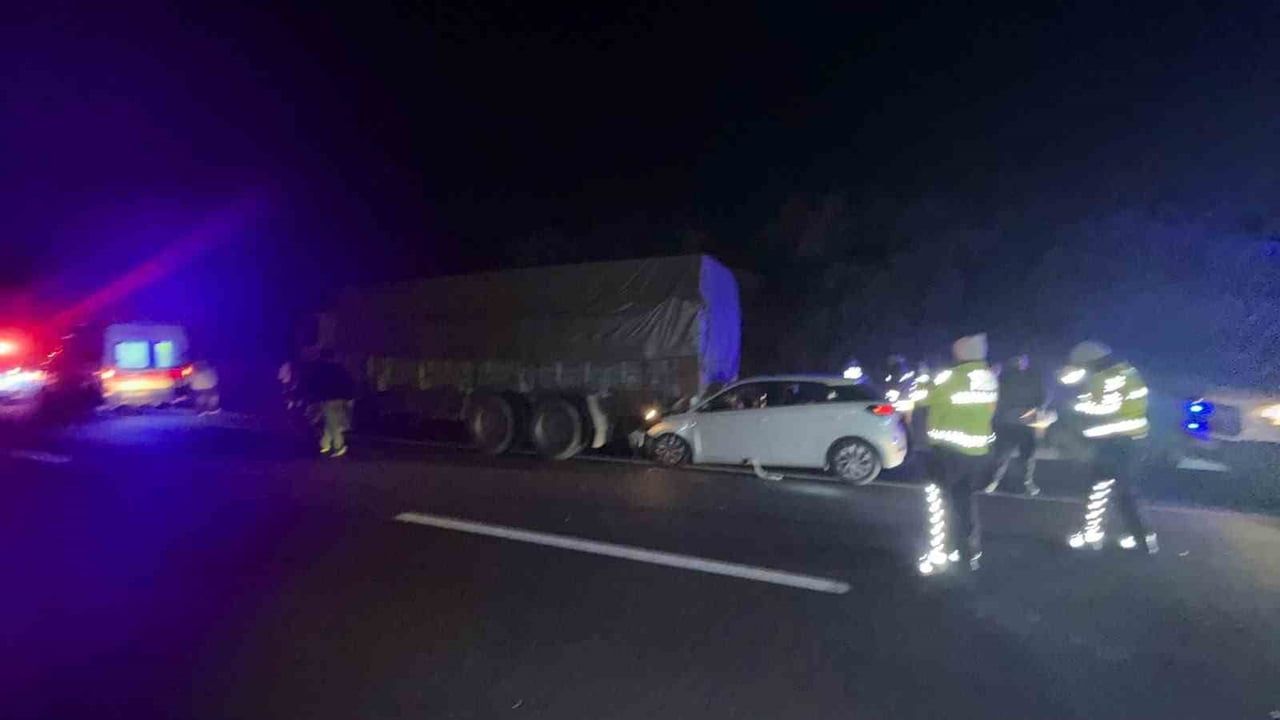 Gece yolunda arkadan çarpma can aldı: Bozüyük'te bir kişi öldü, iki kişi yaralandı