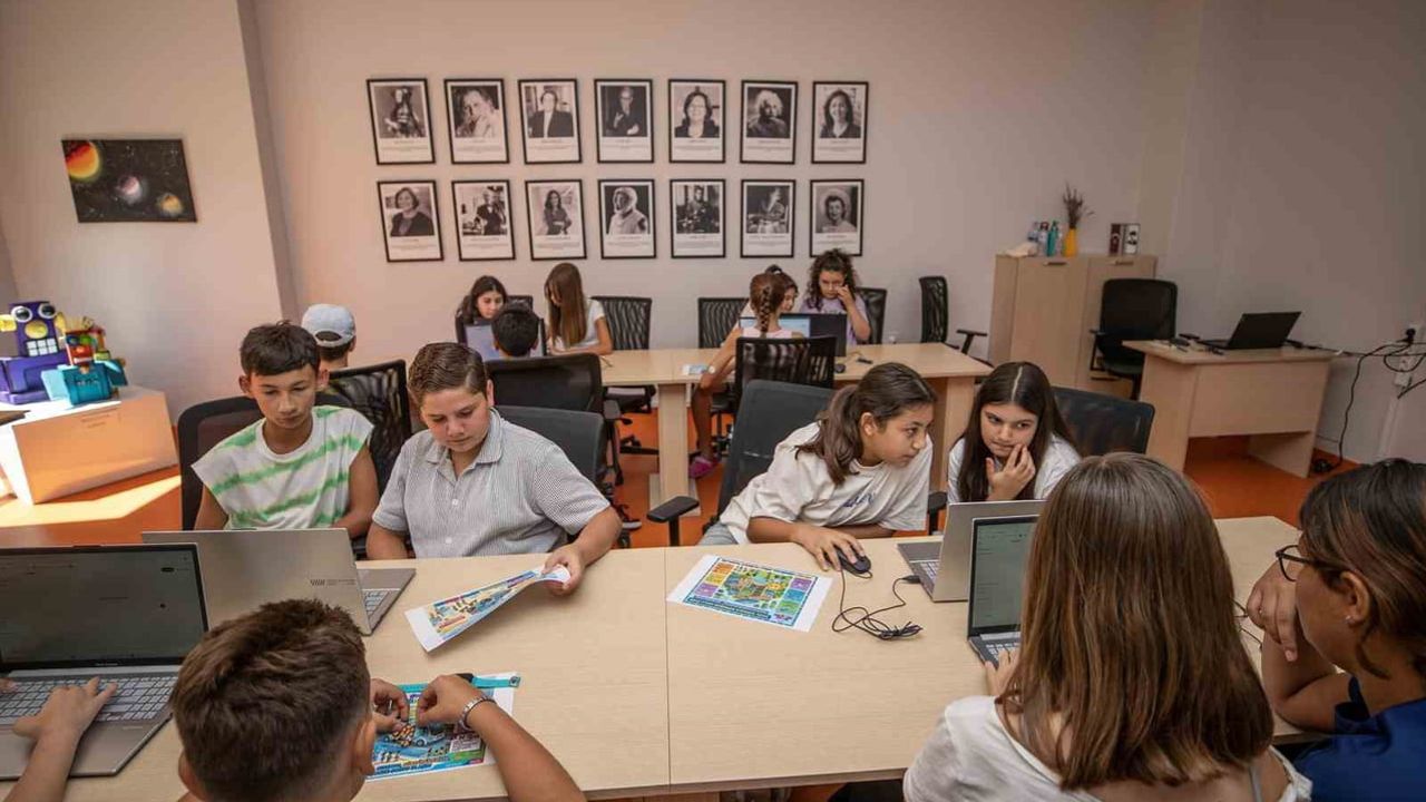 Geleceği kodlayan minikler: Mezitli'de yapay zeka atölyesi