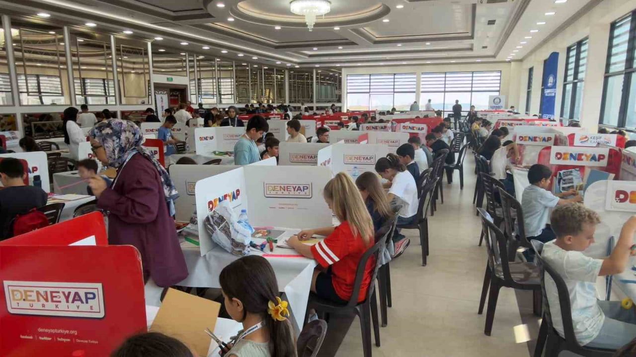 Geleceğin Türkiye'sini yetiştiren gençler DENEYAP sahnesinde ter döktü