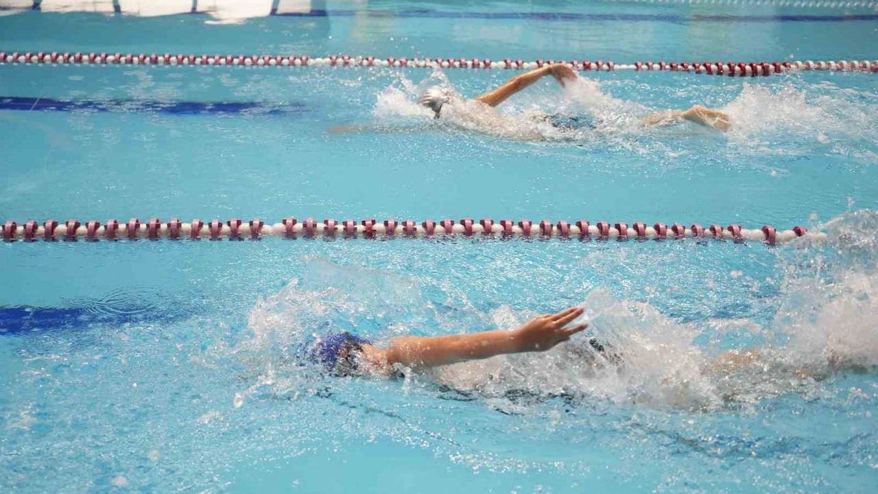 Geleceğin yüzücülerini yetiştiren havuz: Muş'ta sporla büyüyen çocuklar