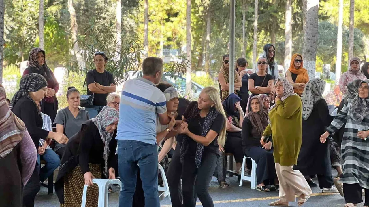 Gemi faciasında evladını kurtaran hastane personeli için tören