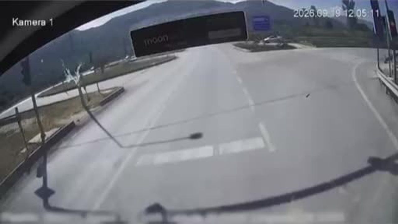 Gemlik'te kırmızı ışık tehlikesi: belediye otobüsünün manevrası kaza ile sonuçlandı
