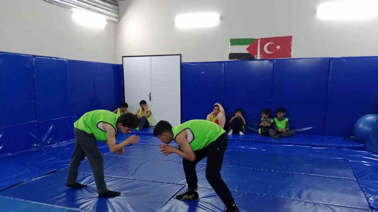 Genç güreşçiler minderde Hasköy'de disiplin ve teknik kazanıyor