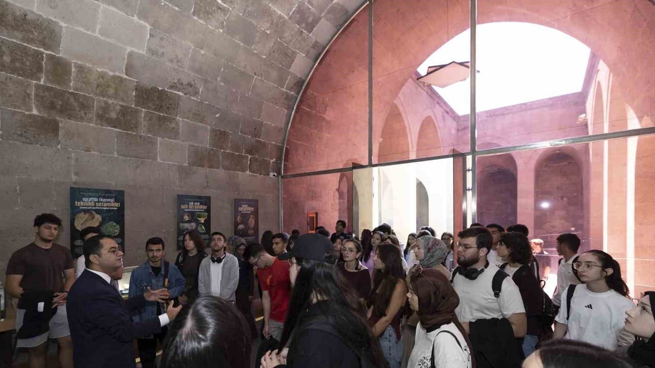Genç hekim adayları Gevher Nesibe'de tıp eğitimine tarihi bir başlangıç yaptı