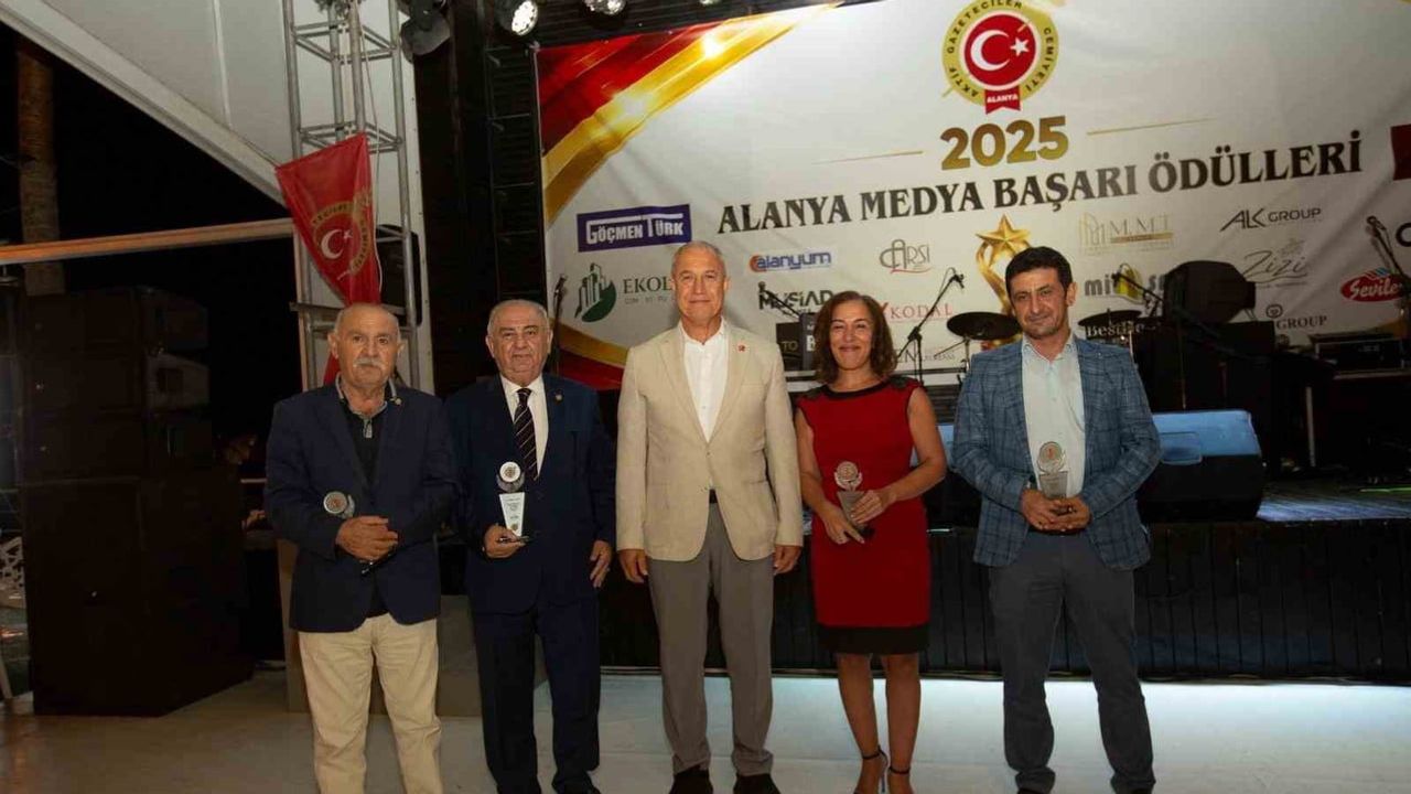 Genç taraftarın jesti haber oldu: İHA muhabirine Alanya'da spor haberi ödülü