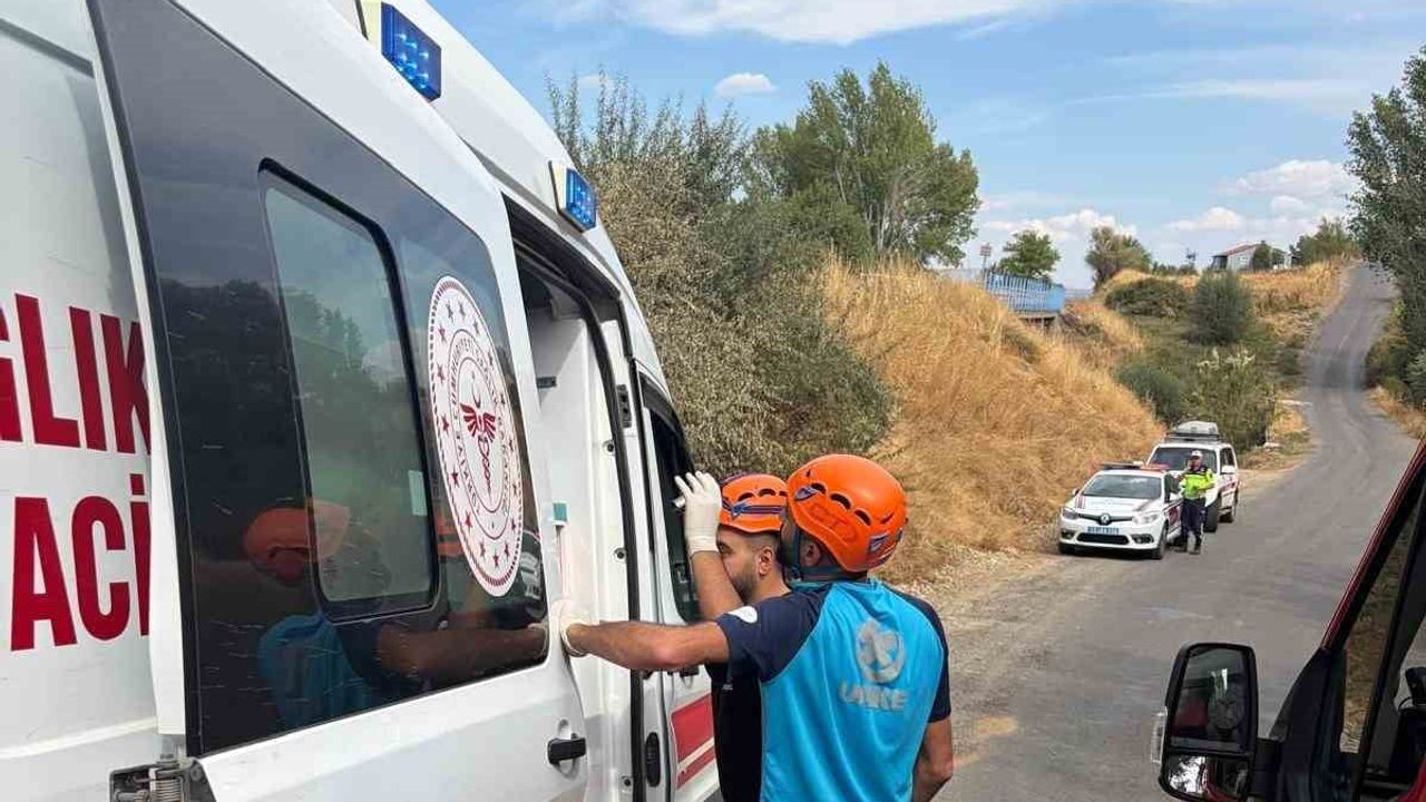 Genç'te belediye minibüsü kontrolden çıktı; ağaç çarpması sonrası üç kişi tedaviye alındı