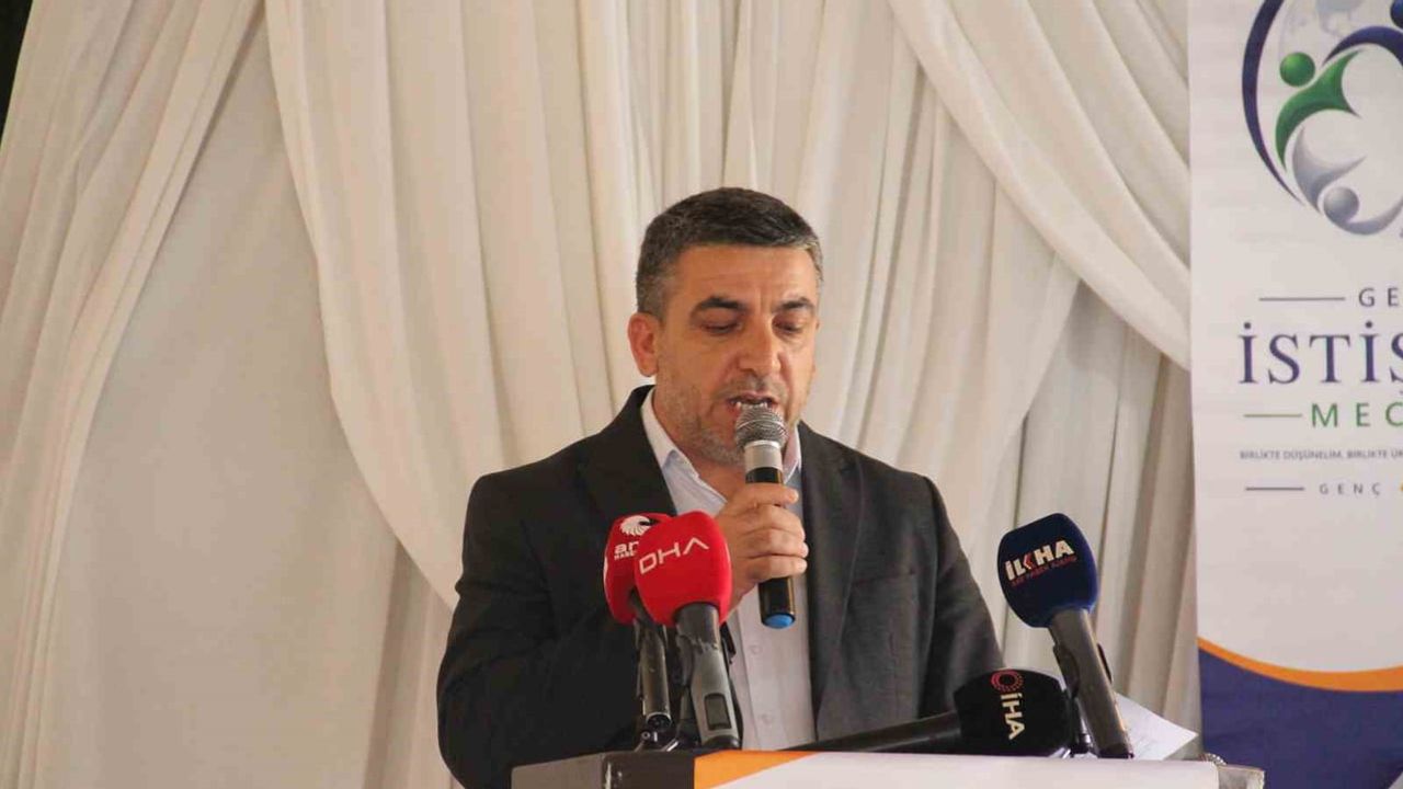 Genç'te toplumun geleceği için aile, bağımlılık ve değer eğitimi masaya yatırıldı
