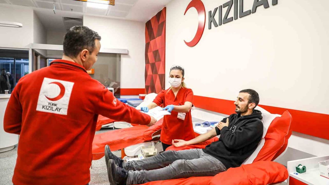 Gençler kan bağışında öne çıktı: en yüksek oran 20 yaşında