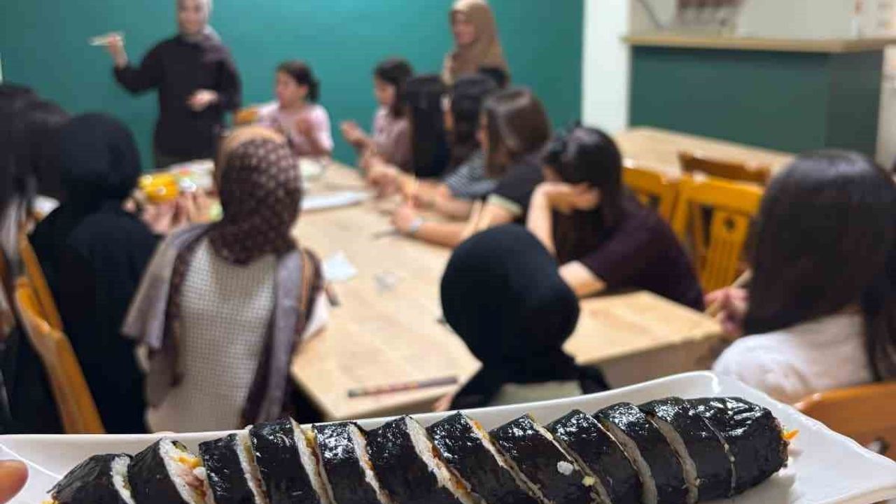 Gençler Tavşanlı'da gimbap atölyesiyle Kore mutfağını keşfetti