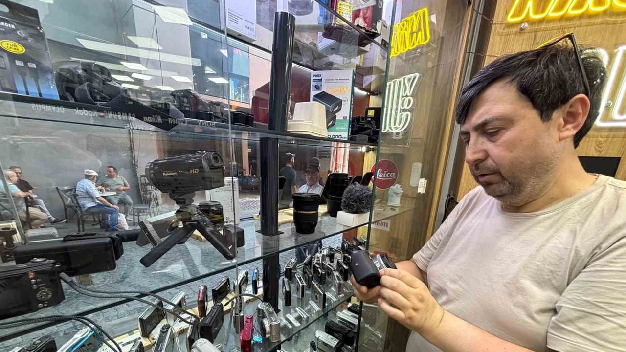Gençler yapaylıktan kaçıp retro kompakt makinelere yöneliyor