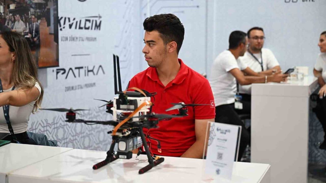 Gençlerden TEKNOFEST çıkarması: Yeşilyurt meclisi yerli teknolojileri yakından inceledi