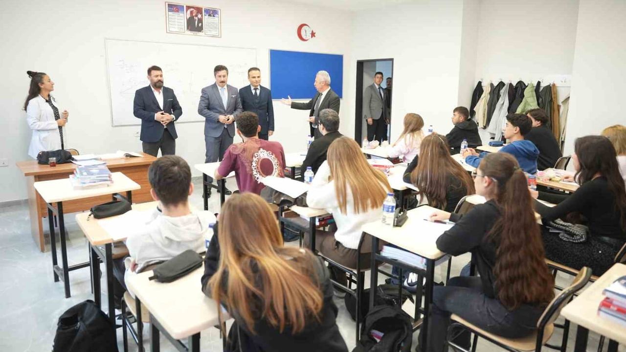 Gençlere 18 kitaplık set: Yenişehir’den üniversite adaylarına 3 bin kaynak