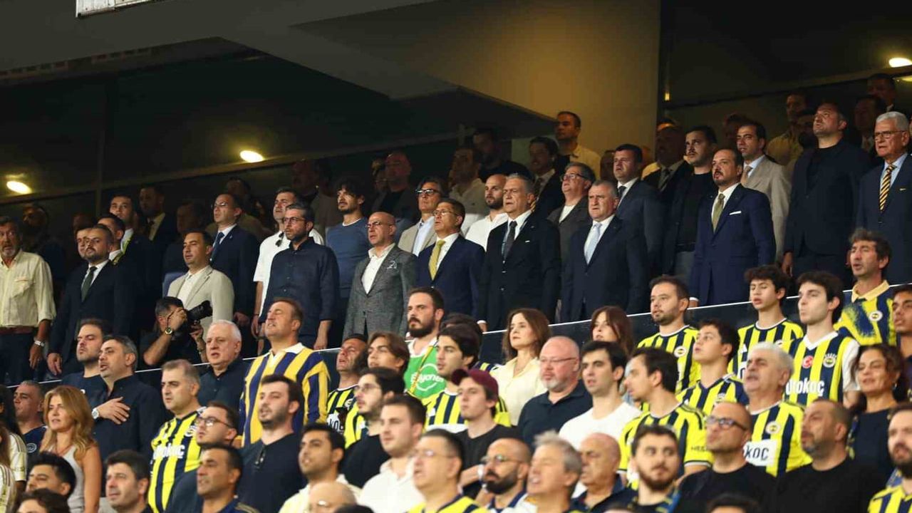 Gençlik ve Spor Bakanı stadyumdaydı: Bak, Fenerbahçe–Beşiktaş derbisini izledi