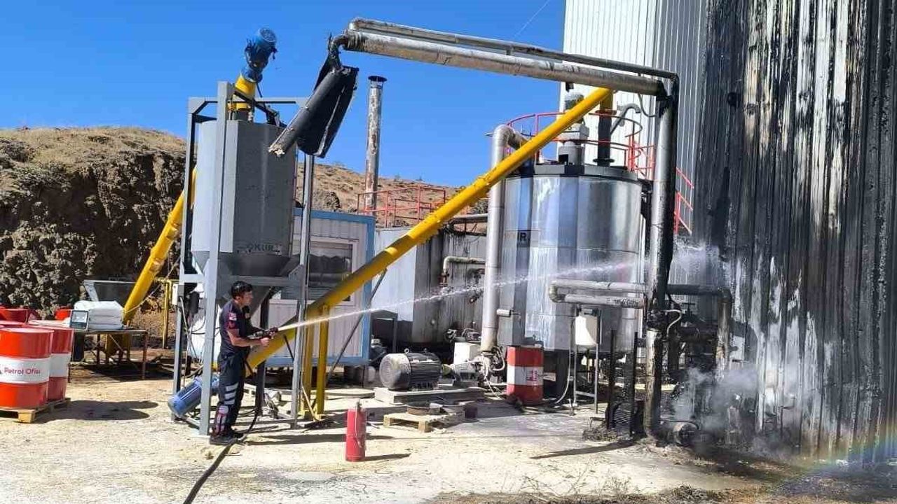 gerede'de talaş fabrikasında elektrik kutusundan çıkan yangın hızlı müdahaleyle söndürüldü