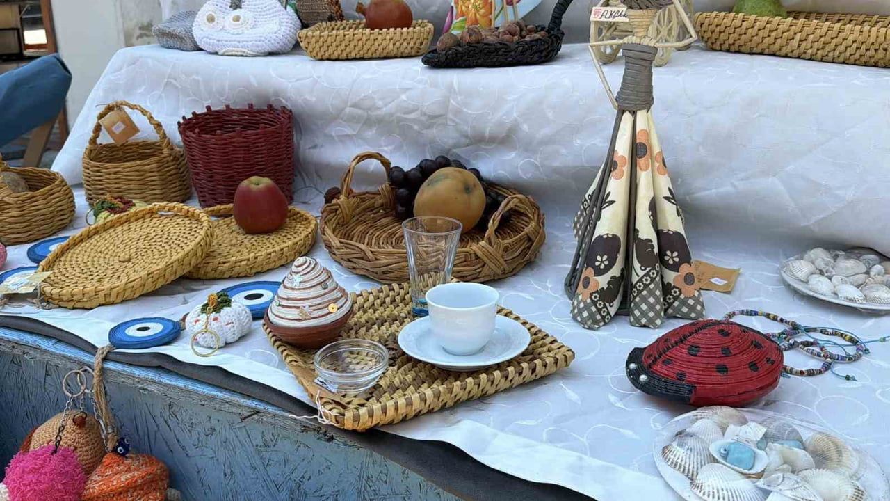 Geri dönüşüm kağıtlarını hasır görünümlü ürünlere dönüştüren Düzceli el sanatçısı