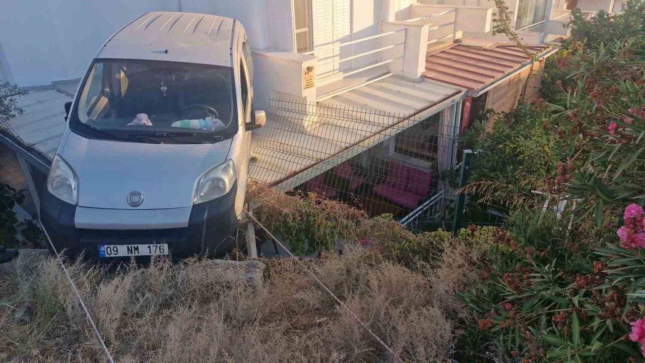 Geri manevrada kontrolünü kaybeden otomobil yazlık evin verandasına düştü