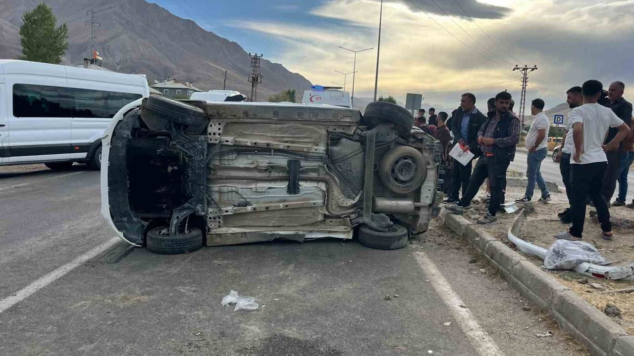 Gevaş'ta Atalan civarında çarpışma: üç kişi yaralandı