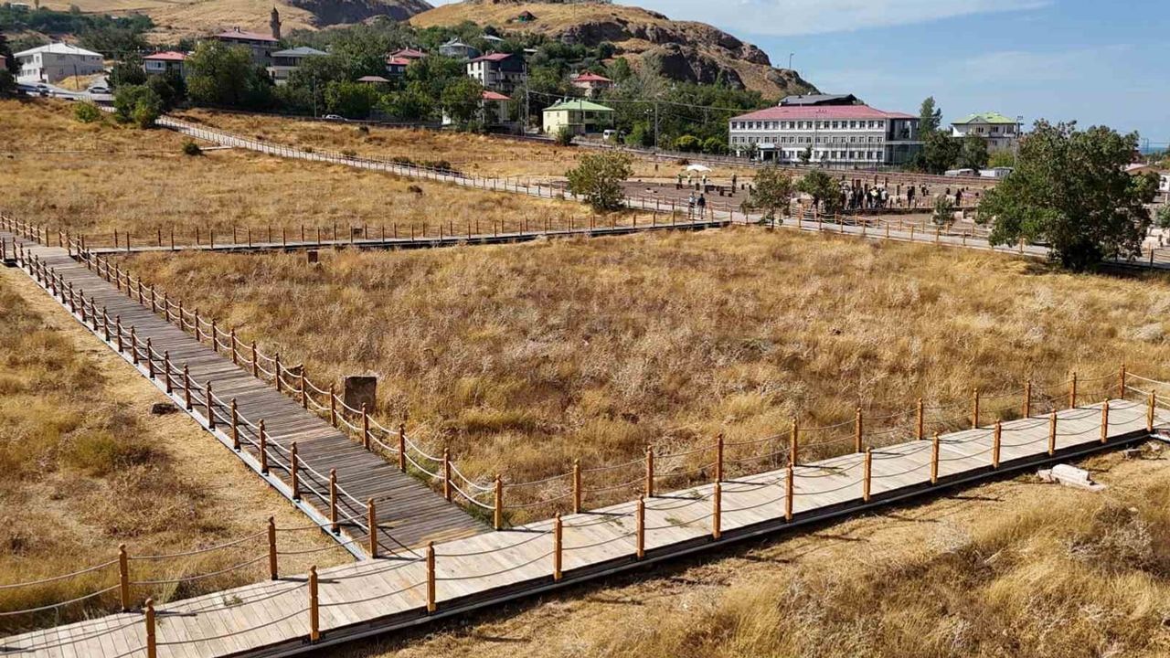Gevaş'ta Selçuklu mirasına yeni nefes: Halime Hatun kümbeti ve mezarlıkta restorasyon sürüyor