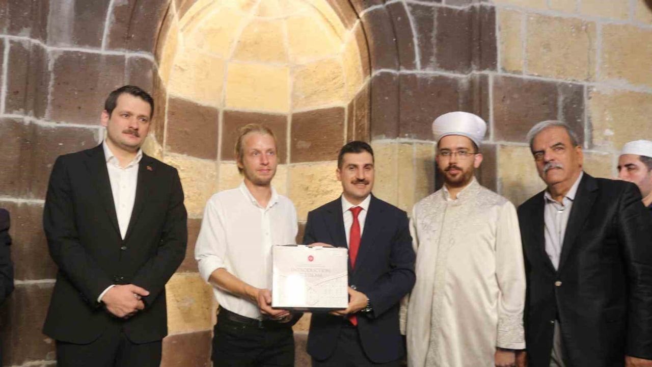 Gevaş'ta yeni bir adım: letonyalı turist İslamı seçip Veysel adını aldı