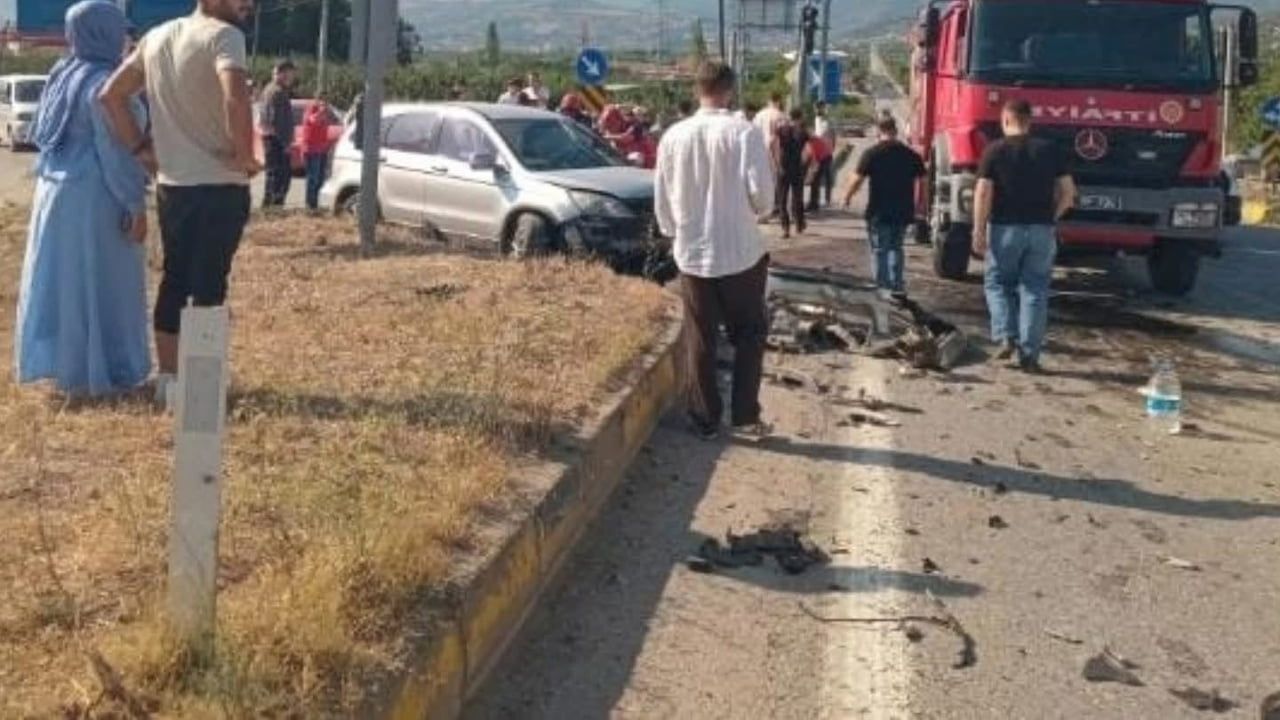 Geyve'de kavşağın karıştığı kaza: 1’i çocuk toplam 6 yaralı
