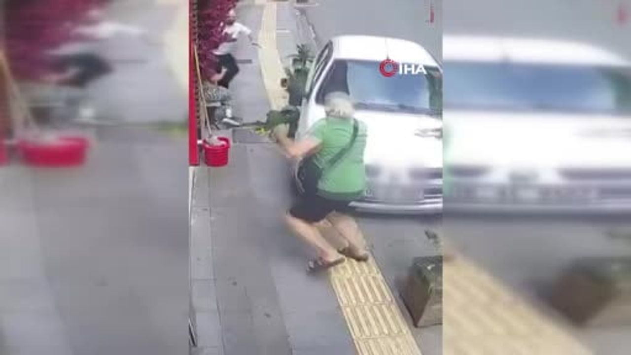 Giresun'da park halindeki araç kaldırıma çıkarak yayayı son anda kurtardı