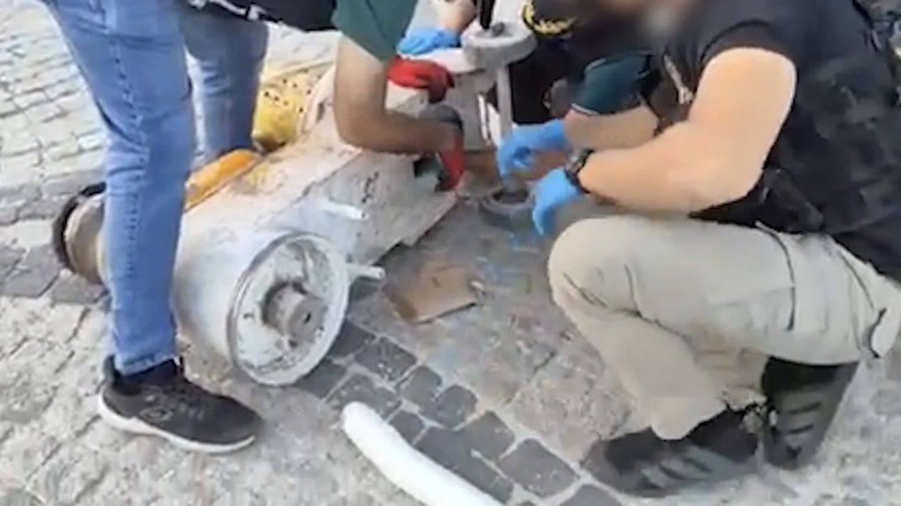 Gizlenmiş yük: bagajdaki iş makinesi içinde 1 kilo 850 gram esrar