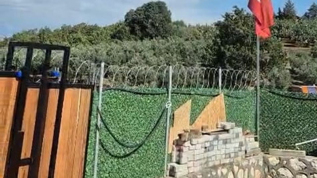 Göç yolunda Ayvaköy üzerinde leylek sürüsü gökyüzünü süsledi