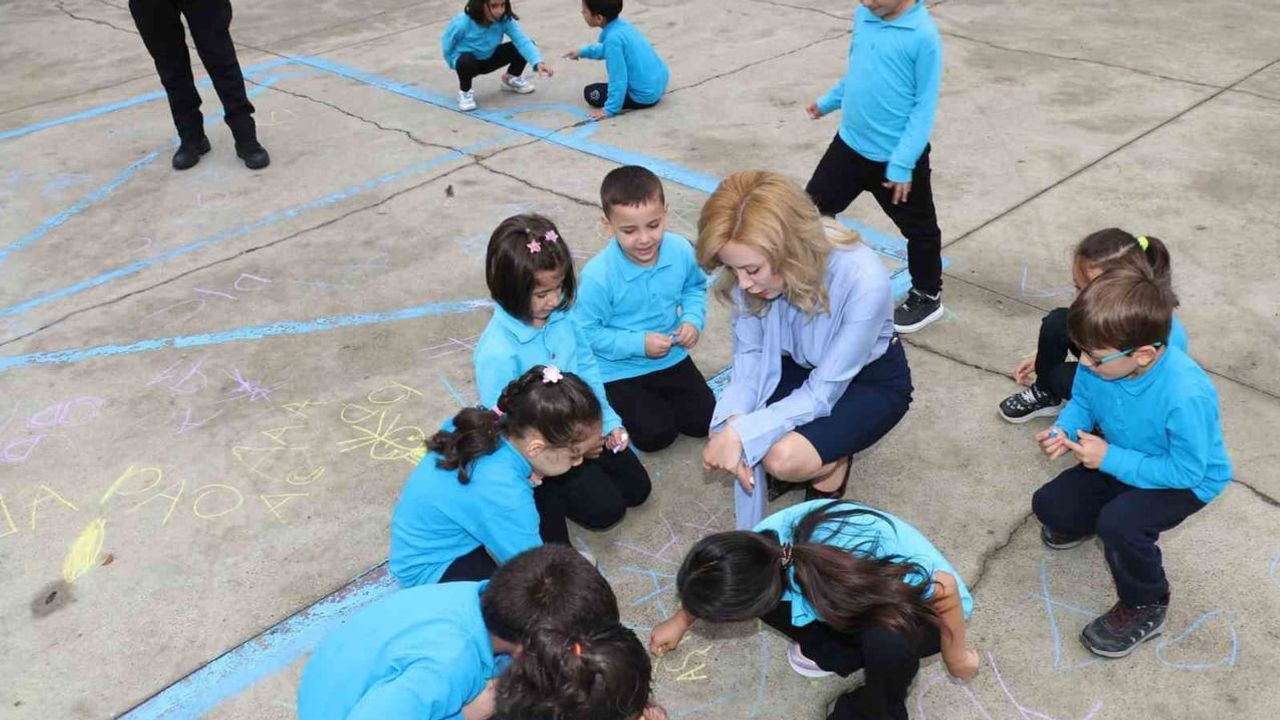 Gökçebey kaymakamı Atatürk İlkokulu'nda sınıf sınıf öğrencilerle buluştu