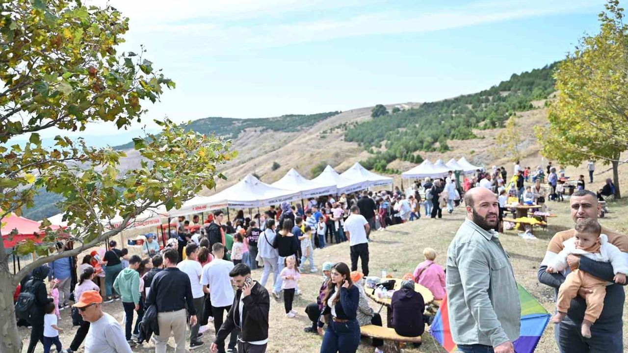 Gökyüzü Gemlik'te renklendi: 700 uçurtma çocukların coşkusunu taşıdı