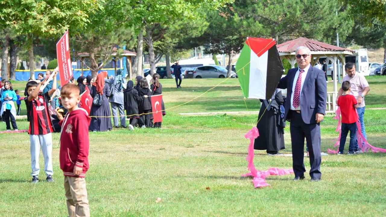Gökyüzünü umutla doldurdular: çocukların savaş mağduru akranlarına sessiz çağrısı