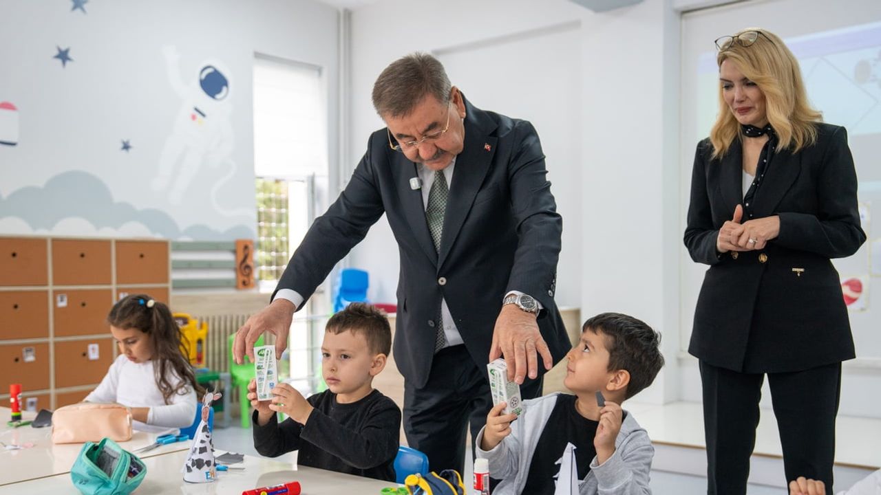 Gölbaşı'nda okullara 23 bin 4 adet süt dağıtıldı