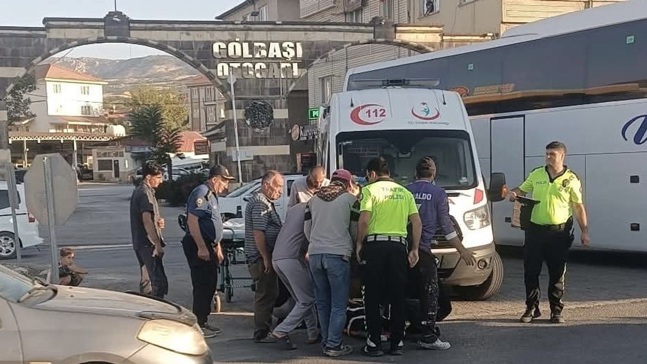 Gölbaşı'nda otogar kavşağında motosikletin çarptığı yaya ve sürücü yaralandı