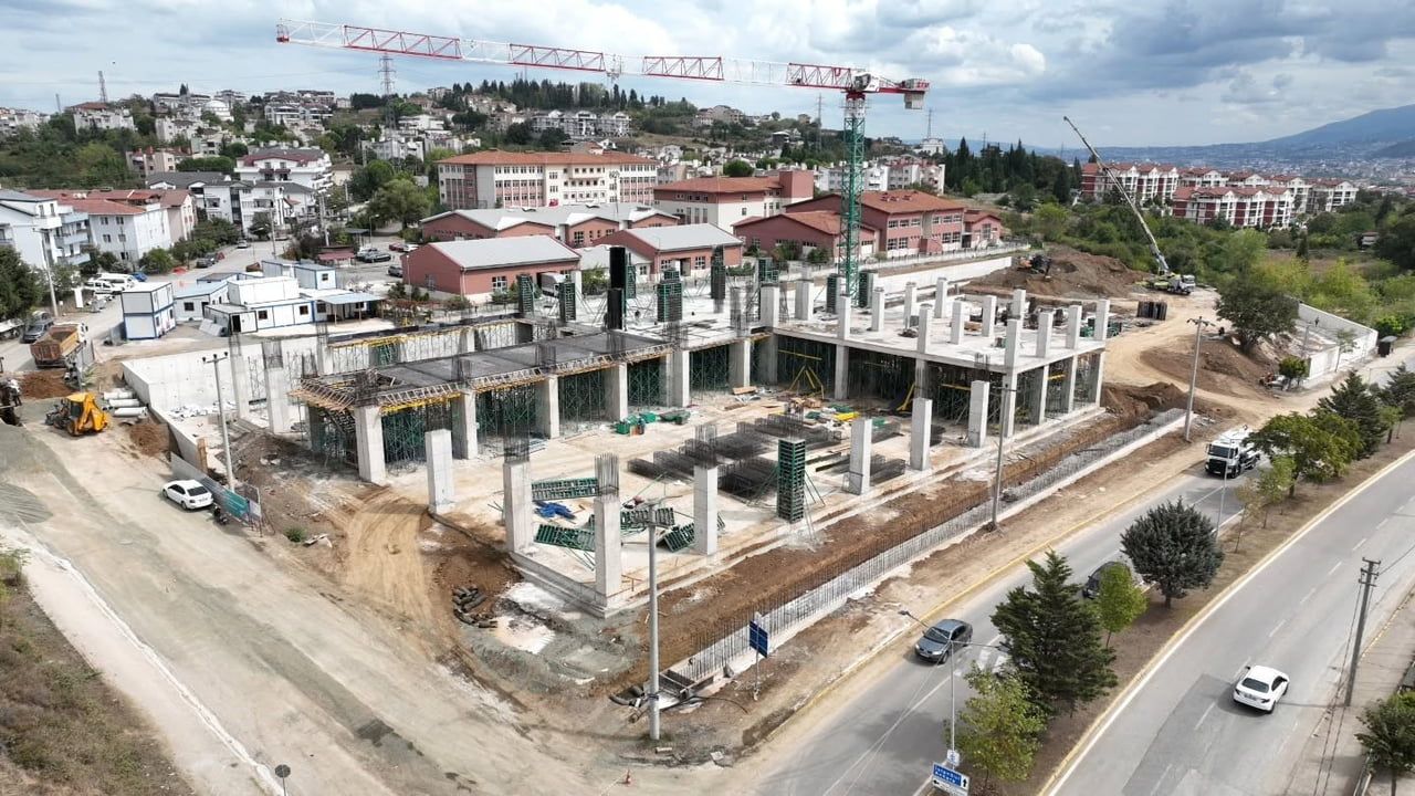 Gölcük'te gençlere yönelik çok amaçlı spor kompleksi hızla yükseliyor