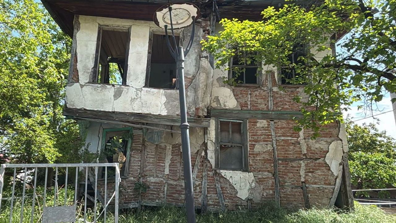 Gölcük’te kentsel güvenlik adımı: 153 metruk yapı kaldırıldı