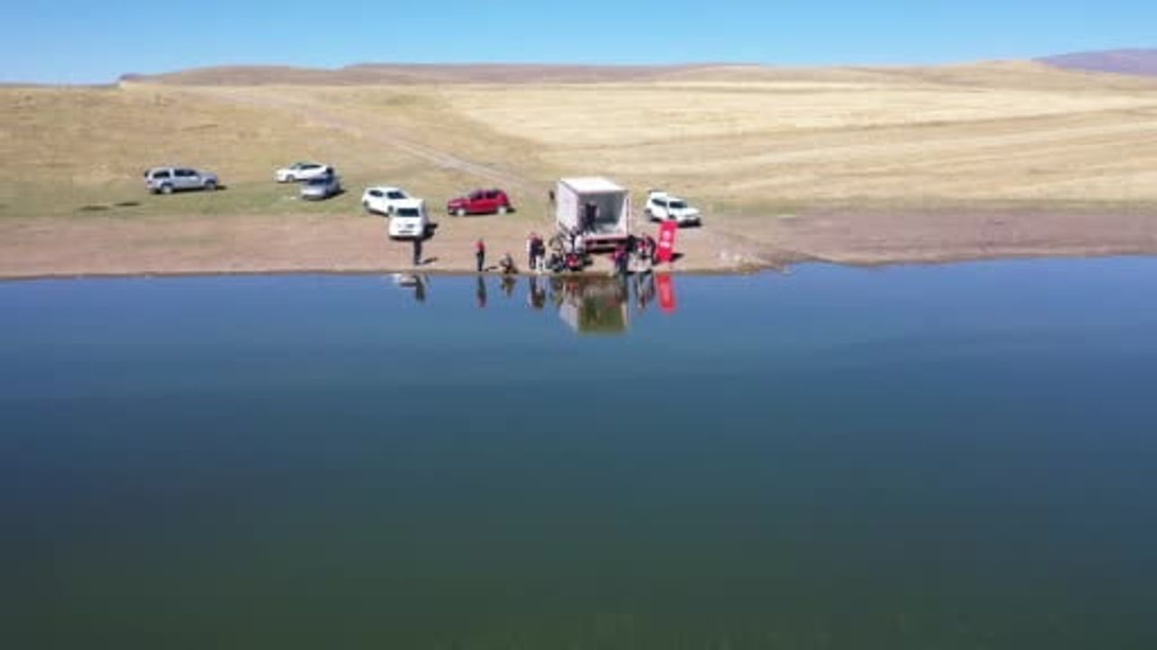 Göle yeni nesil: Bayburt Baraj Gölü'ne 500 bin yavru sazan salındı