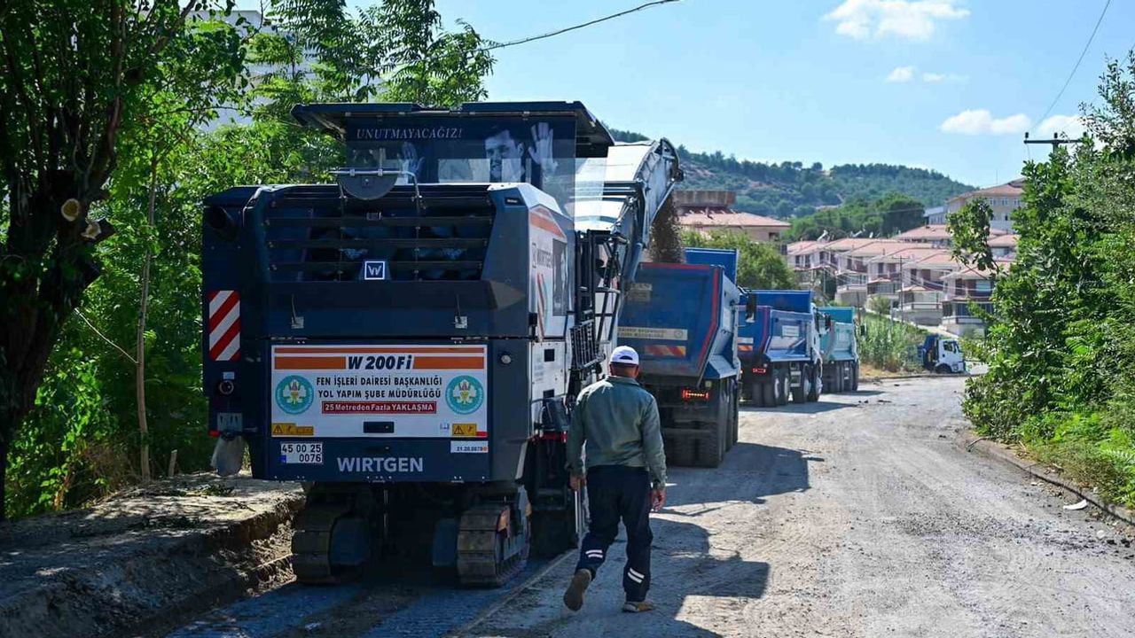 Gölmarmara'da NATO Caddesi kotu düşürülerek 2 kilometrelik sıcak asfalt serimi başladı
