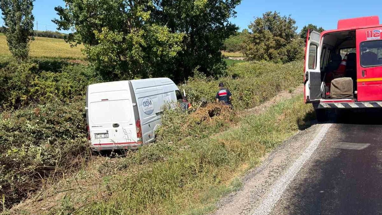 Gönen'de yol kenarındaki sarmaşıklar panelvanı çevreledi, sürücü itfaiye tarafından çıkarıldı