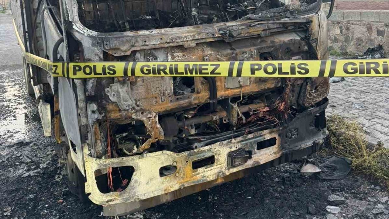Görüntülerde motosikletli şüpheli: Karapınar'da kamyonet kundaklandı
